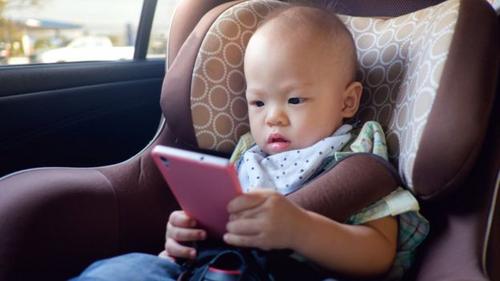 Celular e tablets para crianças: passar muito tempo usando eletrônicos pode prejudicar desenvolvimento
